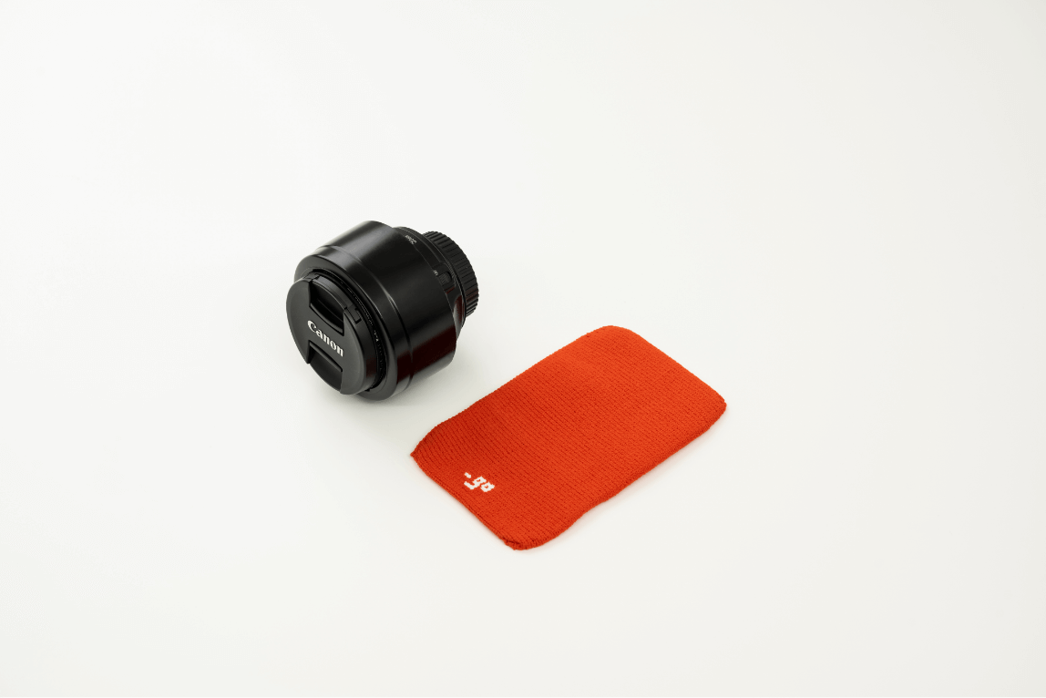 フルサイズの一眼レフカメラ+レンズに対応可能です。レンズをつけたまま使用できます。